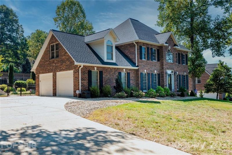 1555 Brookstone Dr, Hickory, NC 28602