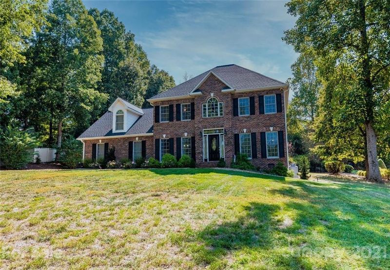 1555 Brookstone Dr, Hickory, NC 28602
