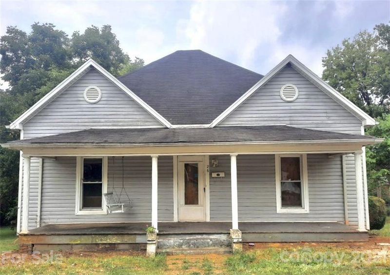 26 7th Ave SE, Hickory, NC 28602