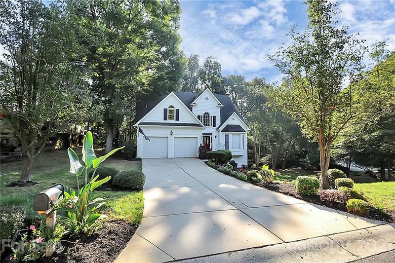 1011 Gateshead Ln, Matthews, NC 28105