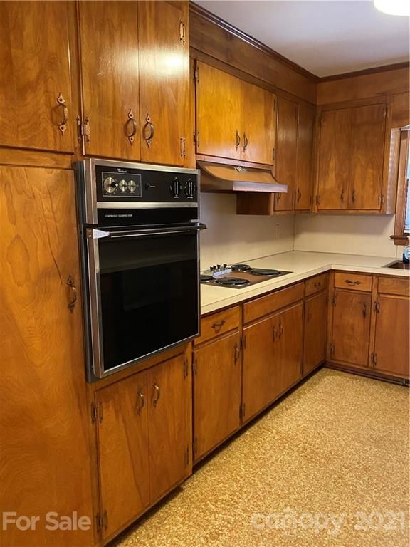2031 Colonial Ln, Hickory, NC 28601