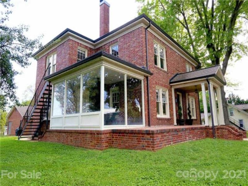 1817 1st Ave NW, Hickory, NC 28601