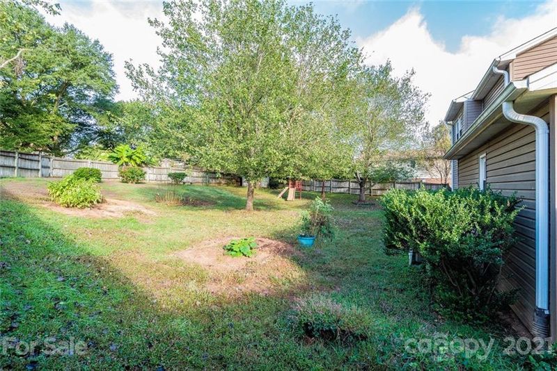 3675 10th Street Dr, Hickory, NC 28601