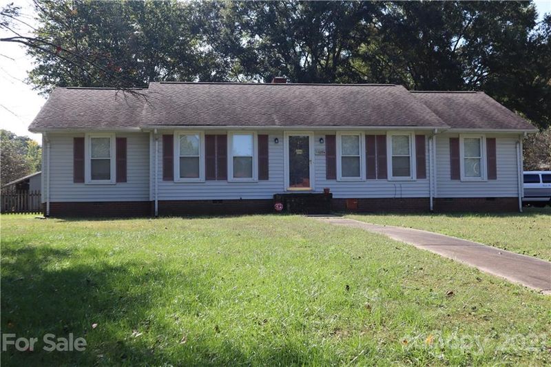 4400 Creemore Dr, Charlotte, NC 28213