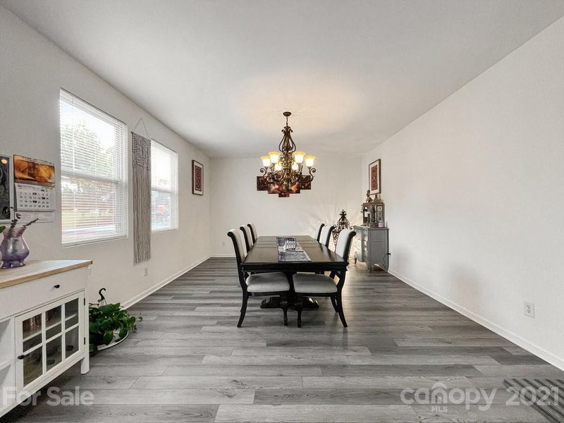 7421 Lamplighter Close Dr, Matthews, NC 28105