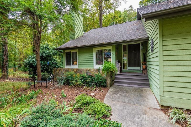 1041 16th Avenue Pl NW, Hickory, NC 28601