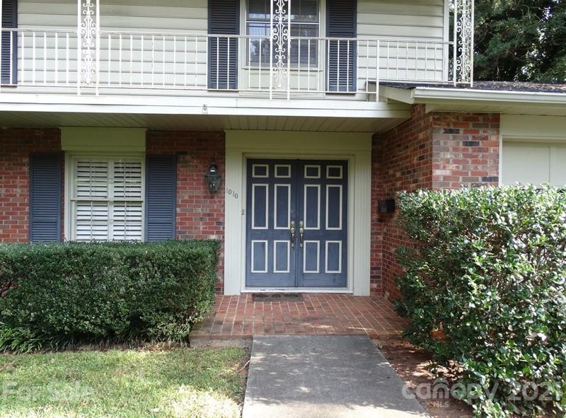 1010 6th Ave NW, Hickory, NC 28601