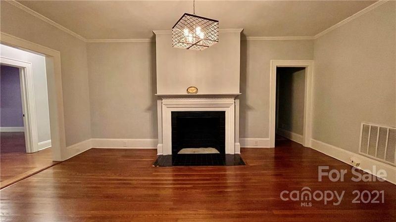 549 N Center St, Hickory, NC 28601