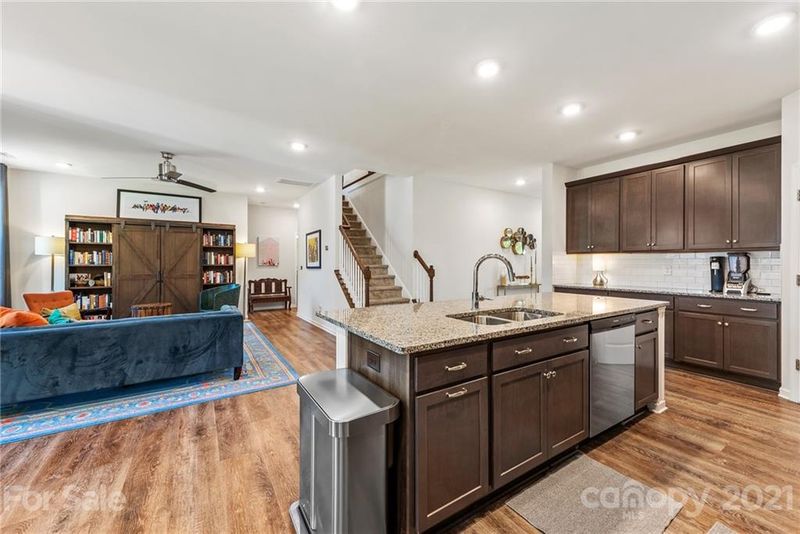 6042 Fox Crossing Dr, Charlotte, NC 28216