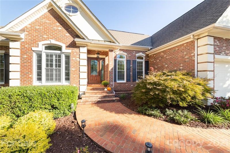 701 Hanna Woods Dr, Cramerton, NC 28032
