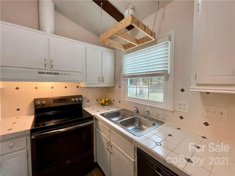 6600 Stoney Ridge Rd, Matthews, NC 28104