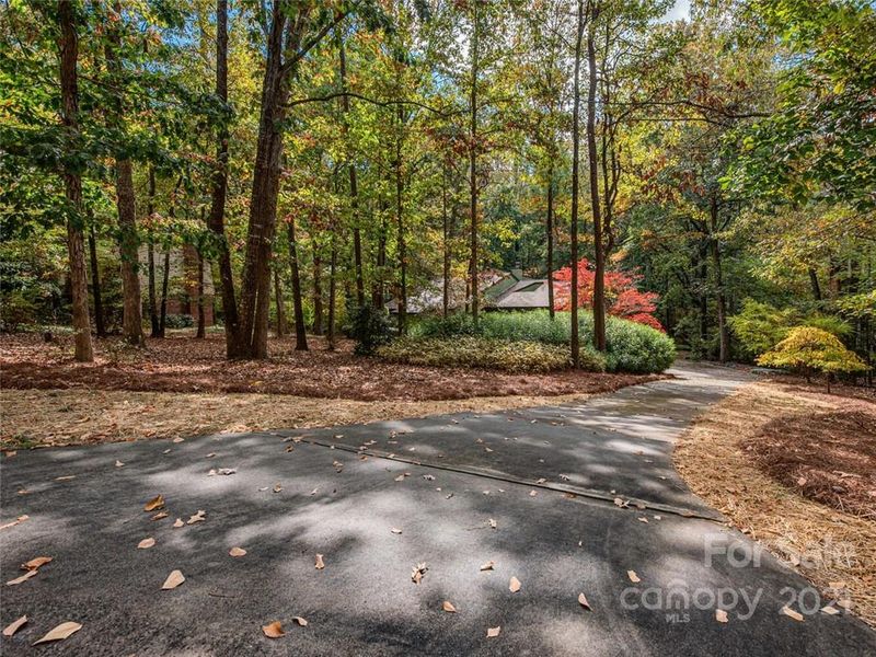 825 Stratfordshire Dr, Matthews, NC 28105