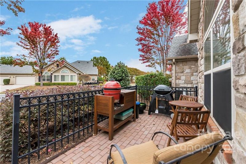 715 Ledgestone Ct, Tega Cay, SC 29708