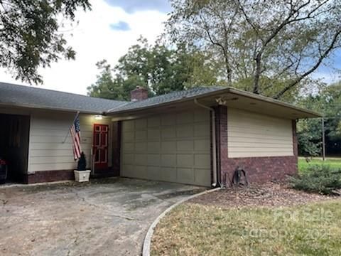 3301 Sharon Rd, Charlotte, NC 28211