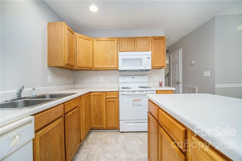 1742 Forest Side Ln, Charlotte, NC 28213
