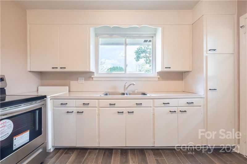 1755 1st Ave NW, Hickory, NC 28601