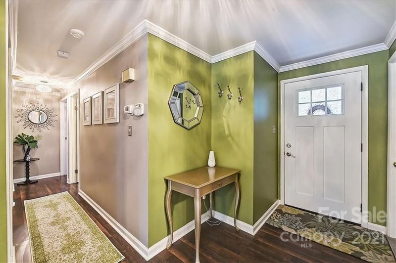 621 Regency Dr, Charlotte, NC 28211