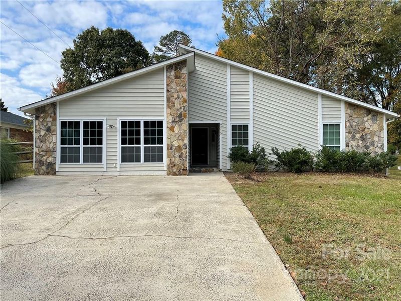 6315 Lake Forest Rd, Charlotte, NC 28227