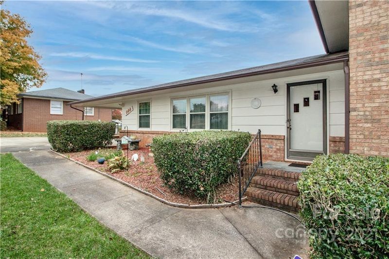 902 Thomas St, Statesville, NC 28677