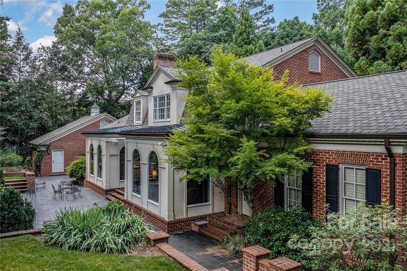 725 9th Ave NW, Hickory, NC 28601