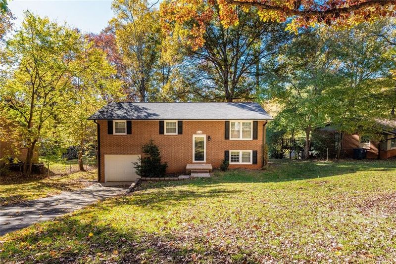 1235 Riverview Dr, Hickory, NC 28602