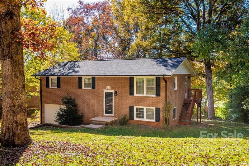 1235 Riverview Dr, Hickory, NC 28602