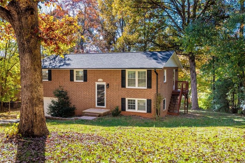 1235 Riverview Dr, Hickory, NC 28602