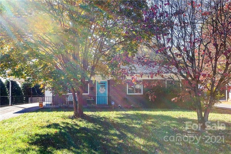 27 18th Avenue Dr NW, Hickory, NC 28601