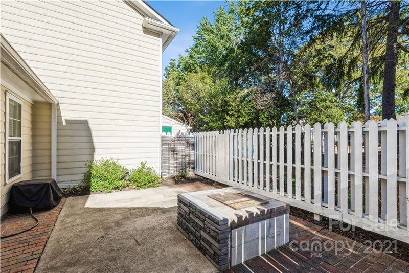 2718 Tiergarten Ln, Charlotte, NC 28210