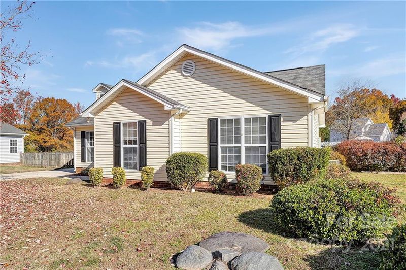 717 White Oak Ln, Matthews, NC 28104
