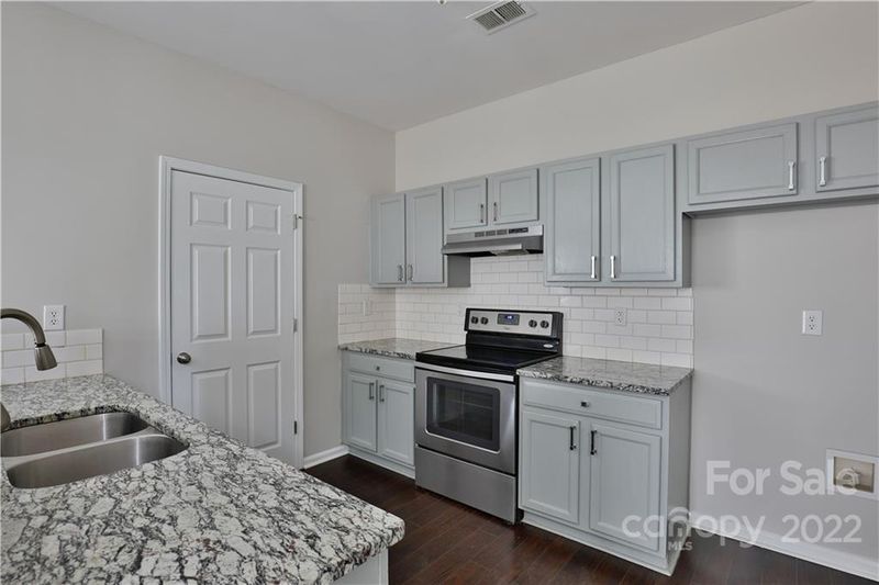 2274 Winthrop Chase Dr, Charlotte, NC 28212