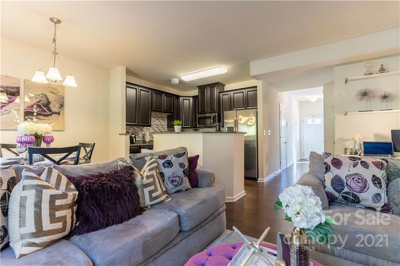 2437 Silverthorn Dr, Charlotte, NC 28273