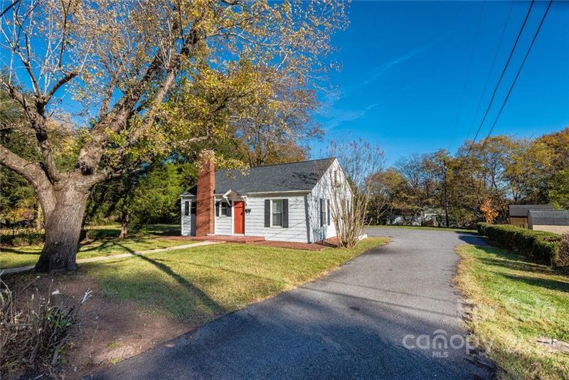 2230 1st St NE, Hickory, NC 28601