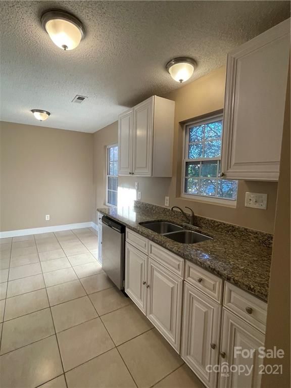 634 Kingville Dr, Charlotte, NC 28213