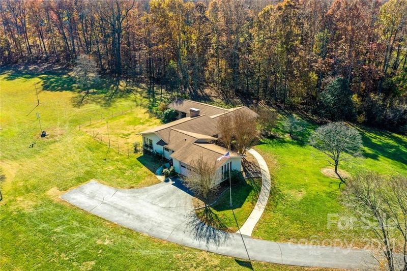 1109 Rolling Green Dr, Newton, NC 28658
