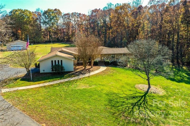 1109 Rolling Green Dr, Newton, NC 28658