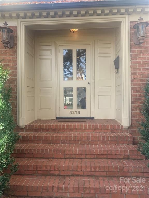 3219 Foxcroft Rd, Charlotte, NC 28211