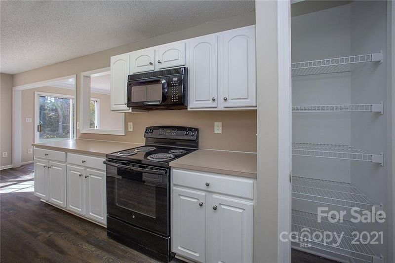 881 Raindrops Rd, Gastonia, NC 28054