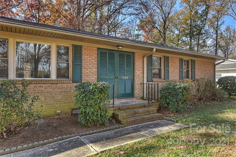 2308 Kimway Dr, Matthews, NC 28105