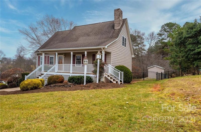 5546 Creek Point Dr, Hickory, NC 28601