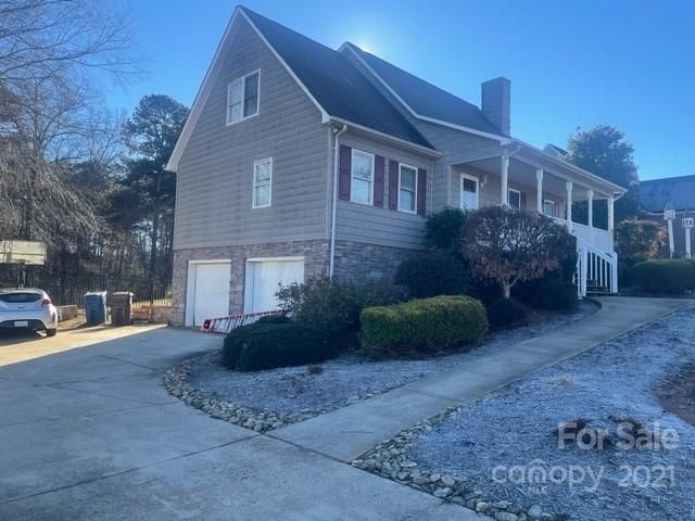 5546 Creek Point Dr, Hickory, NC 28601