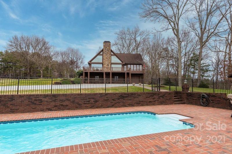 6213 Juniper Ln, Hickory, NC 28602