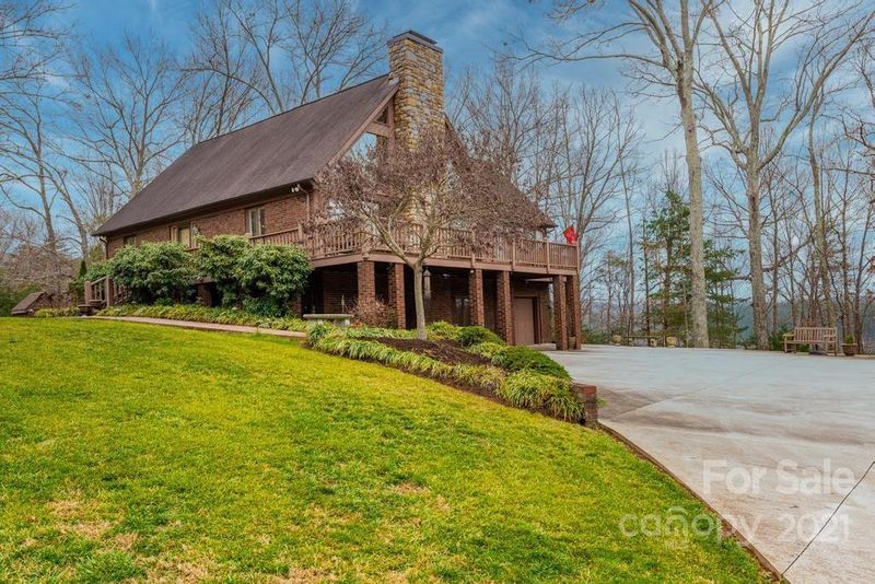 6213 Juniper Ln, Hickory, NC 28602