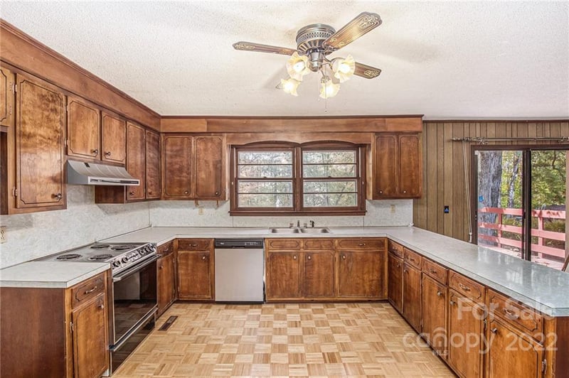 144 Watergate Dr, Alexis, NC 28006