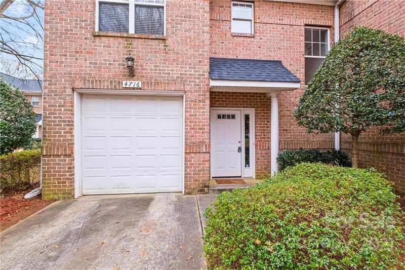 4716 Hunter Crest Ln, Charlotte, NC 28209