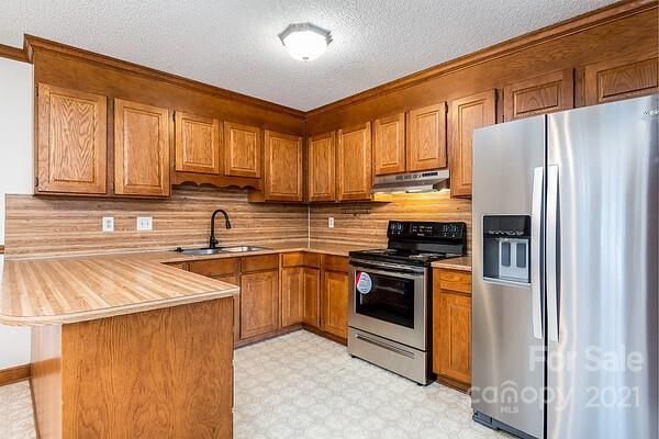 1042 1st St NE #1042, Hickory, NC 28601