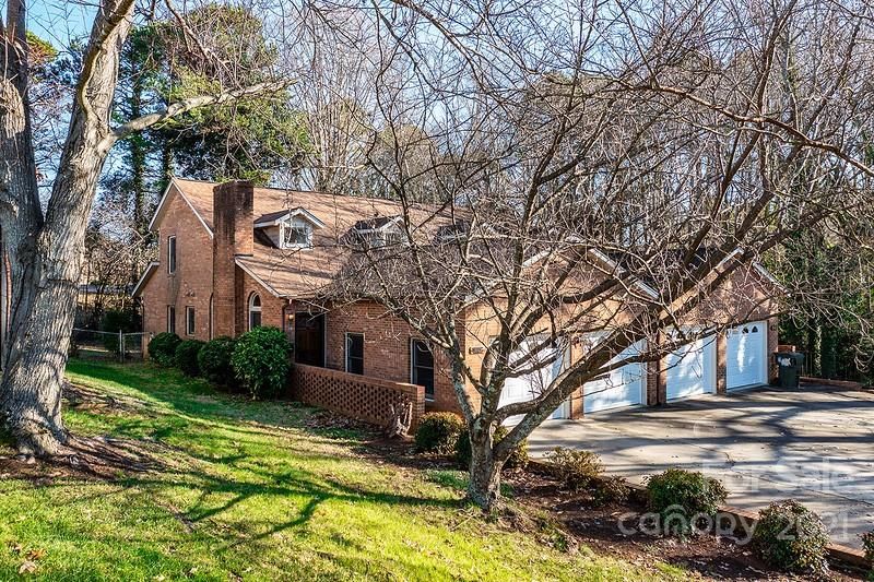 1042 1st St NE #1042, Hickory, NC 28601