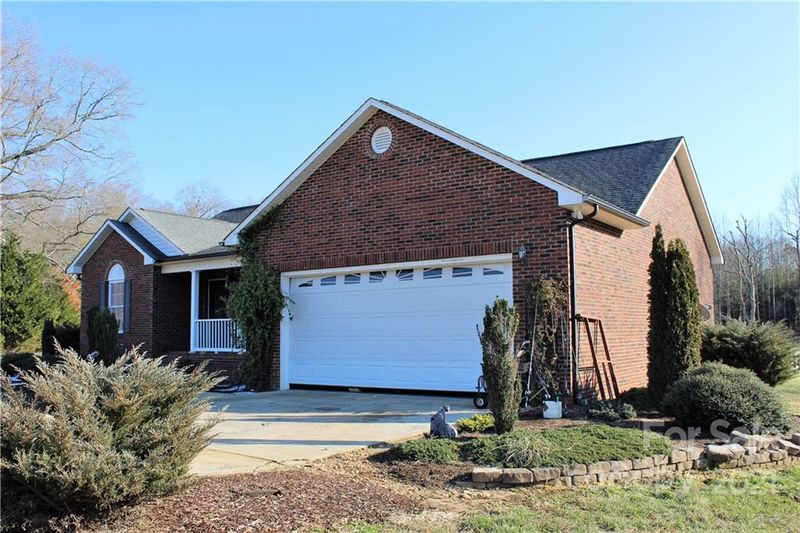 2412 Green Valley Ct, Vale, NC 28168
