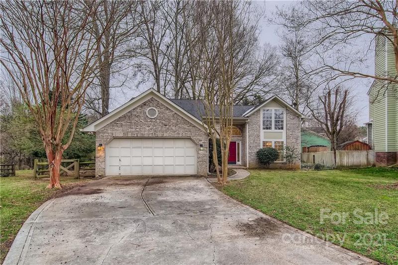 8305 Londonshire Dr, Charlotte, NC 28216