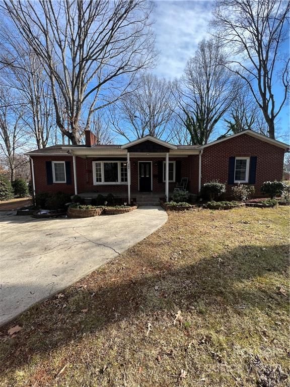 704 1st Ave NE, Conover, NC 28602